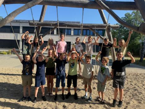 Klasse 3a pr&auml;sentiert den Pokal