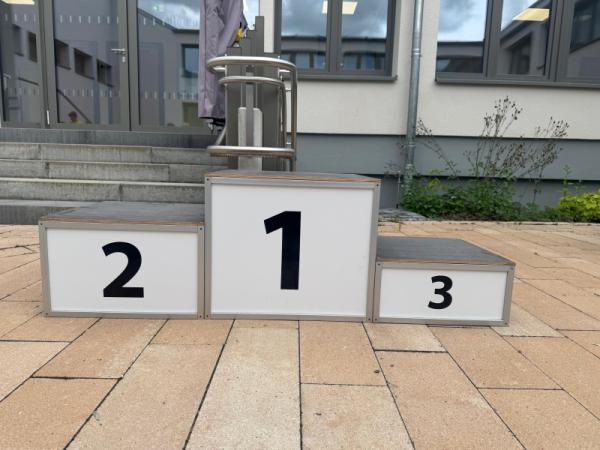 Siegerehrung beim Sportfest mit Platz 1, Platz 2 und Platz 3