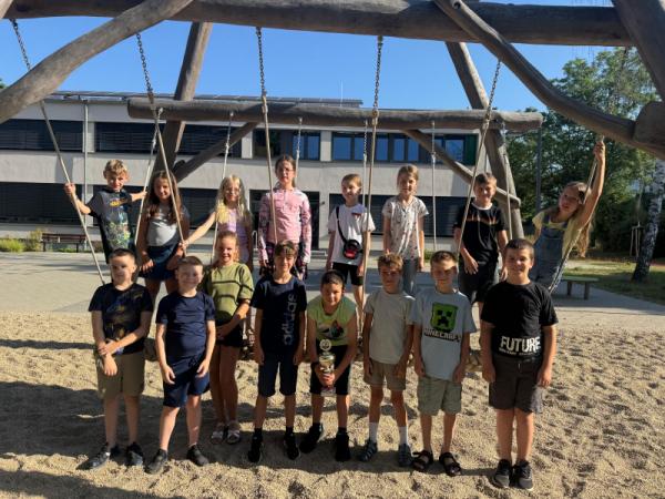 Klasse 3a mit Pokal